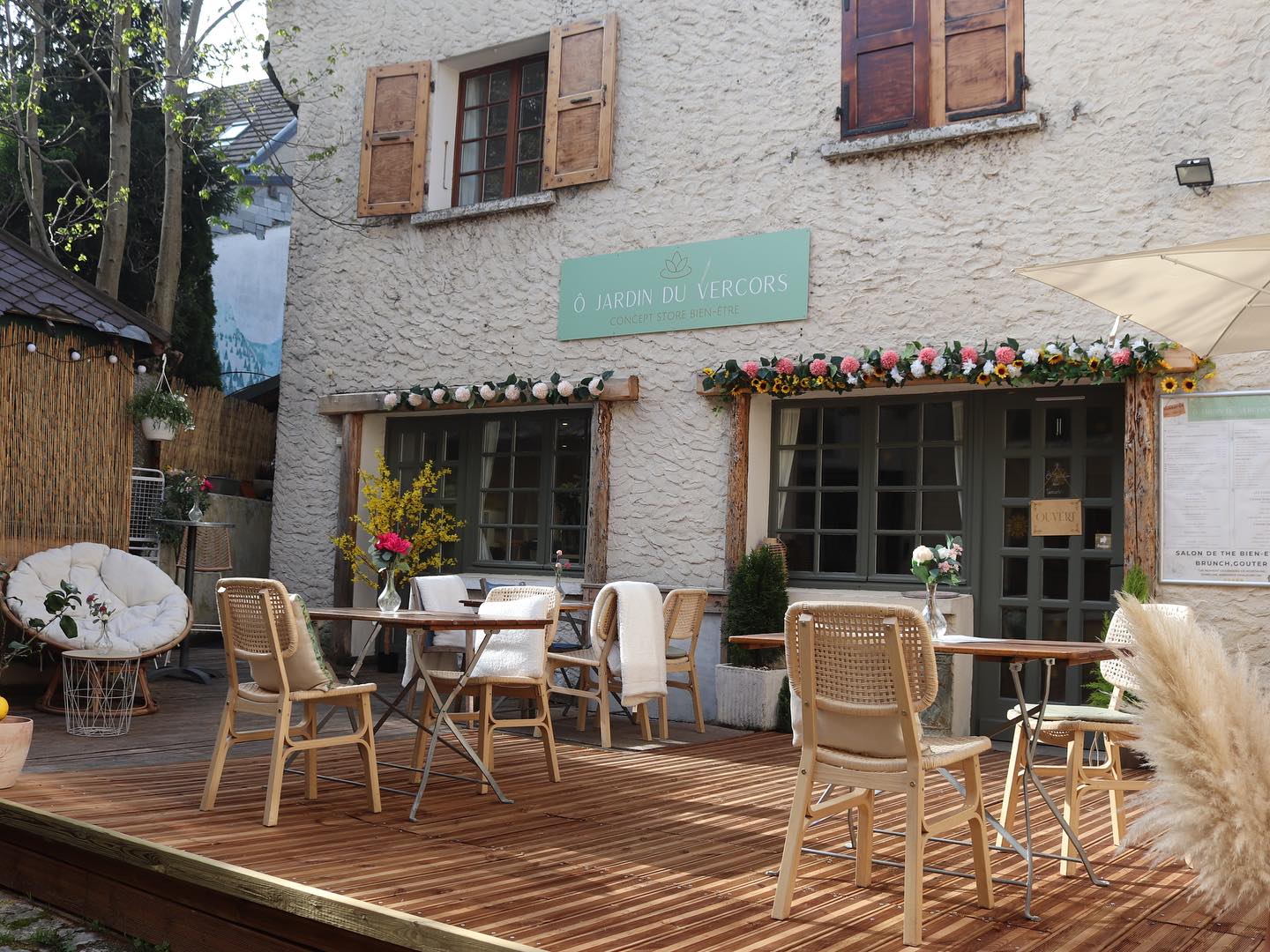 Terrasse extérieure fleurie