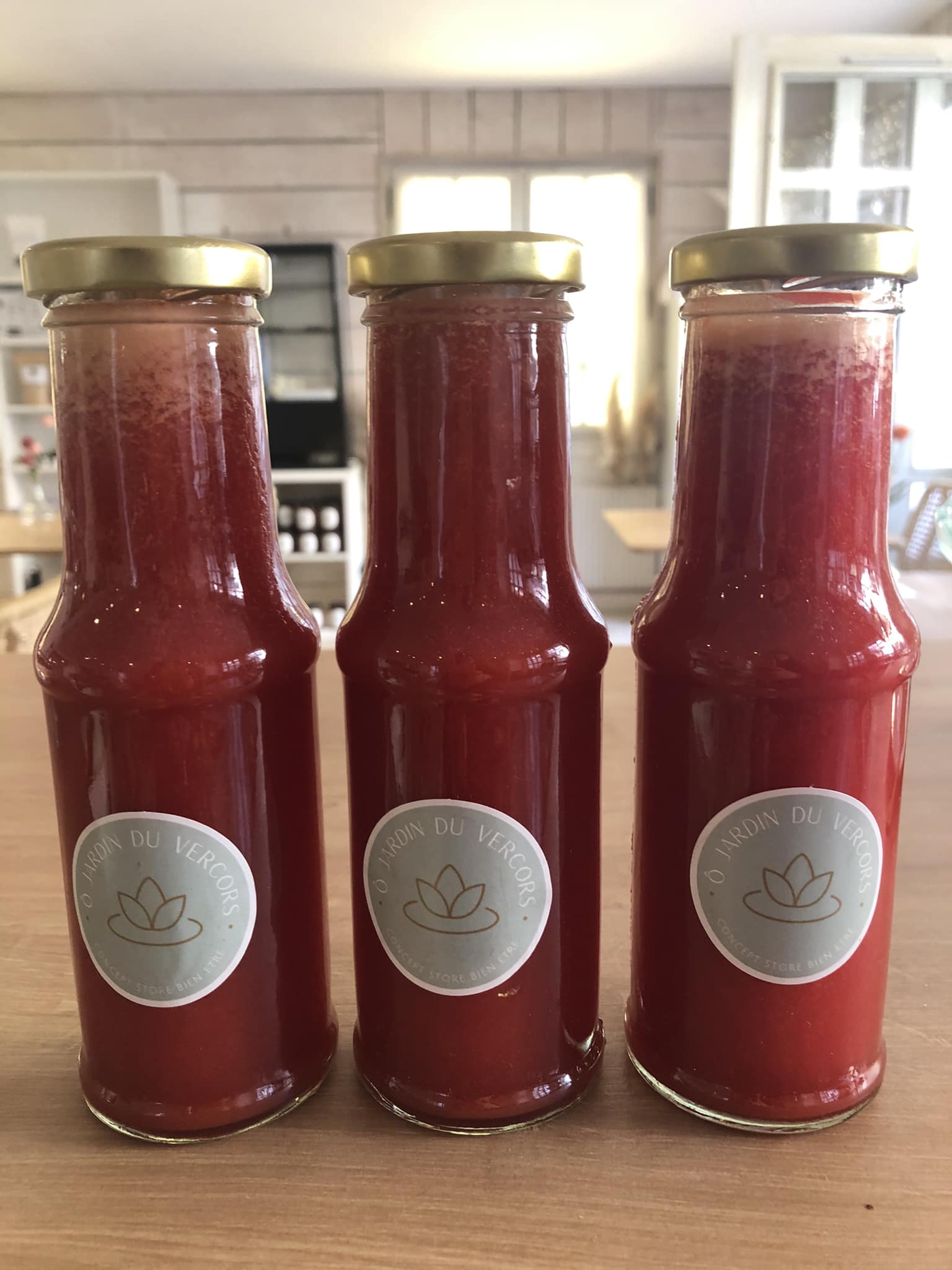 Jus maison en bouteilles brandées